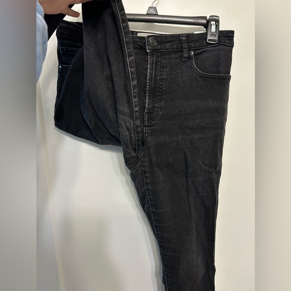 Everlane Slim Fit High-Rise Curvy Black Jeans - Picture 5 of 9